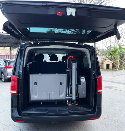 Vehicle equipat amb una ajuda per carregar la cadira de rodes