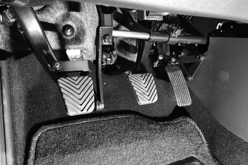 Equip de doble comandament per a un vehicle d’autoescola