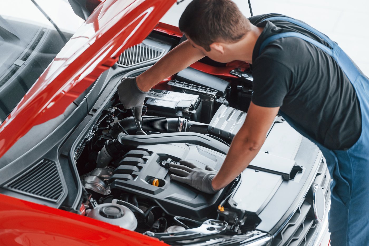 Professional fent manteniment al motor d’un automòbil