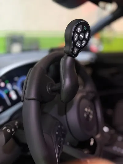 Mandos adaptados en el volante
