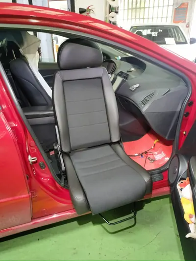 Asiento giratorio para facilitar el acceso